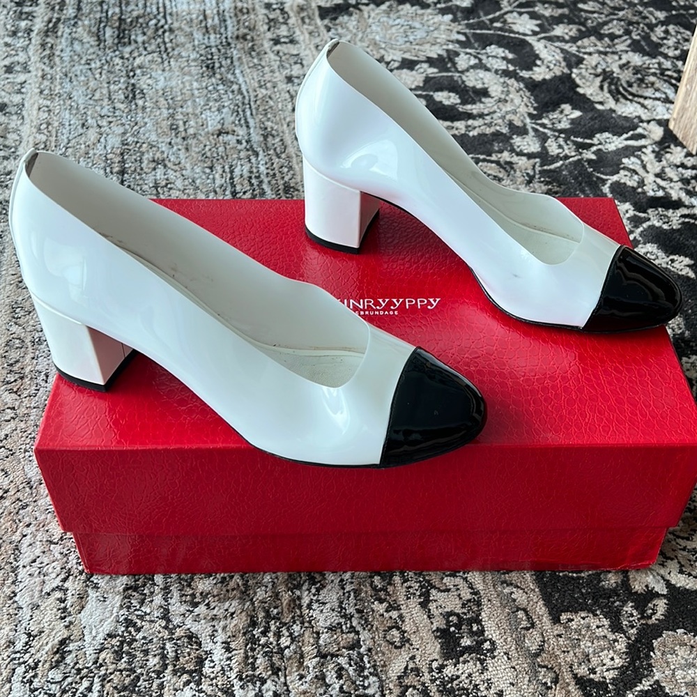 Marskinryyppy size 39/9 Mags Pumps in black and white